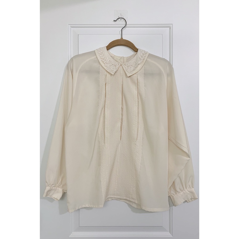 Gorgeous Susan Hutton blouse.